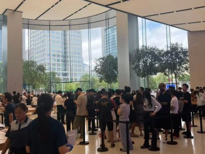 iPhone17發售首日現排隊潮：黃牛加價、取貨延遲，為何仍受追捧？