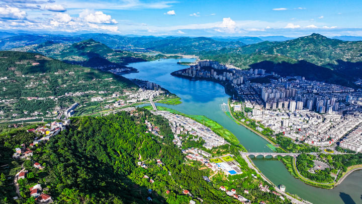 這是2025年7月2日拍攝的重慶市開州區漢豐湖及開州城區一帶景象（無人機照片）。新華社記者 王全超 攝