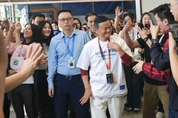 那個坐在馬云身邊的白衣少年，扛起了阿里云的未來 阿里云 科技大佬 站長故事 第5張