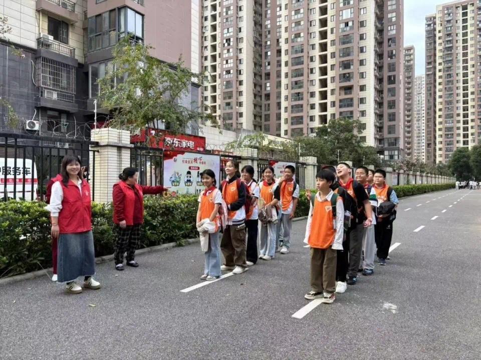 武漢一社區試點“共享家長”接孩子放學