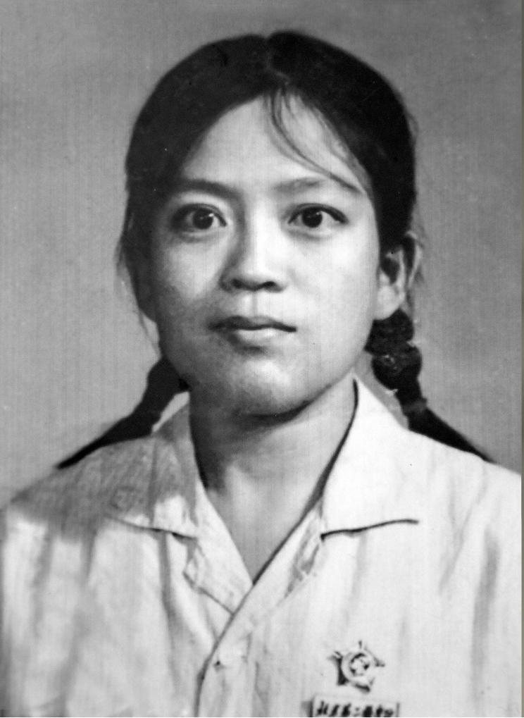 1968年12月北京第二醫學院畢業時的路生梅(資料照片)。新華社發