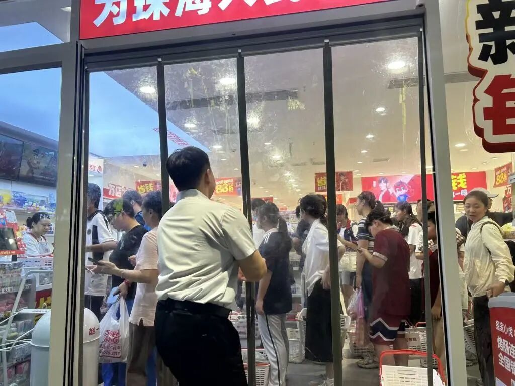 9月22日下班后,張青去采購,發現很多人在搶購囤物資。