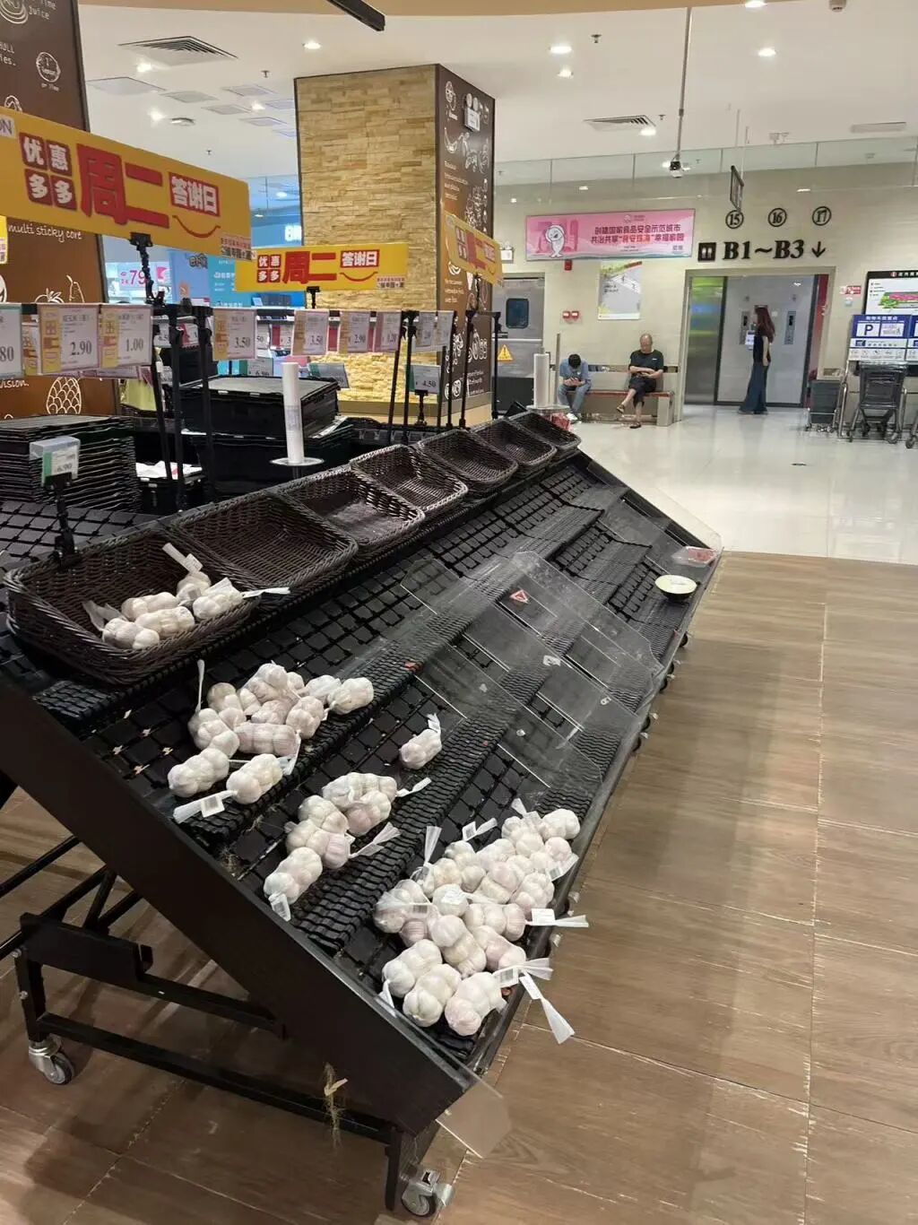 9月22日下班后,張青(化名)去超市采購,發現貨架上物品已所剩無幾。本文圖片均為 受訪者 供圖