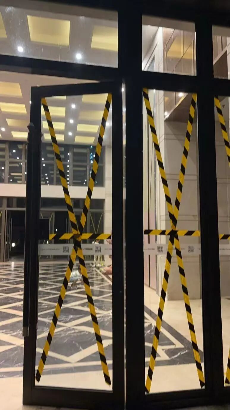 陳向前所居住的小區,物業提前給大堂玻璃貼上了“米字膠帶”。