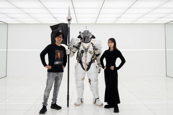 小島秀夫又和美女合影了！與女神吉岡里帆同比愛心