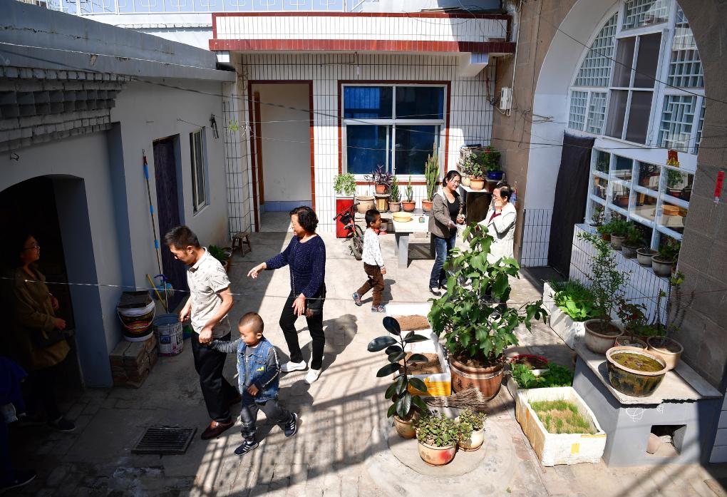 2018年4月29日,在路生梅(右一)的家中,帶孩子來看病的家長絡繹不絕。新華社記者 邵瑞 攝