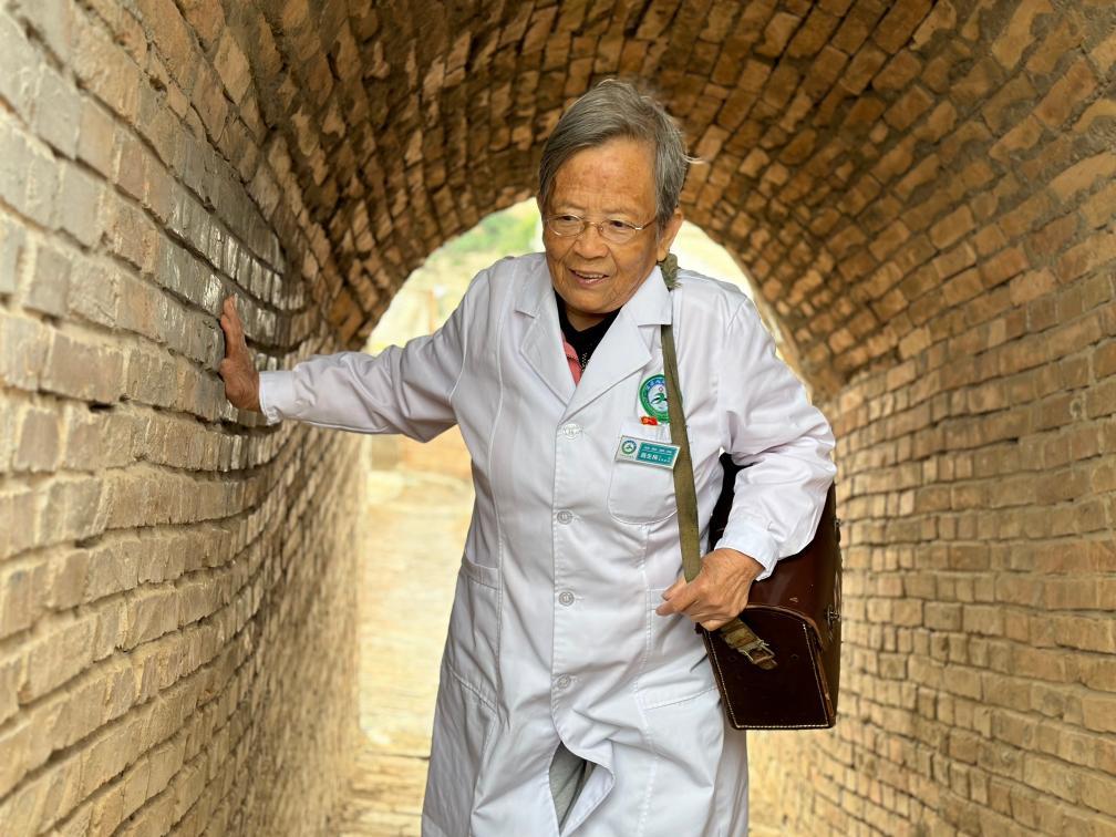 路生梅行走在佳縣縣城(2024年9月10日攝)。新華社記者 藺娟 攝