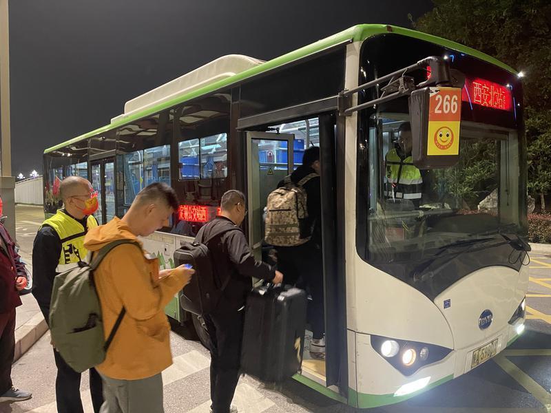 “守夜公交”的燈光 亮到最后一位旅客離開(kāi)