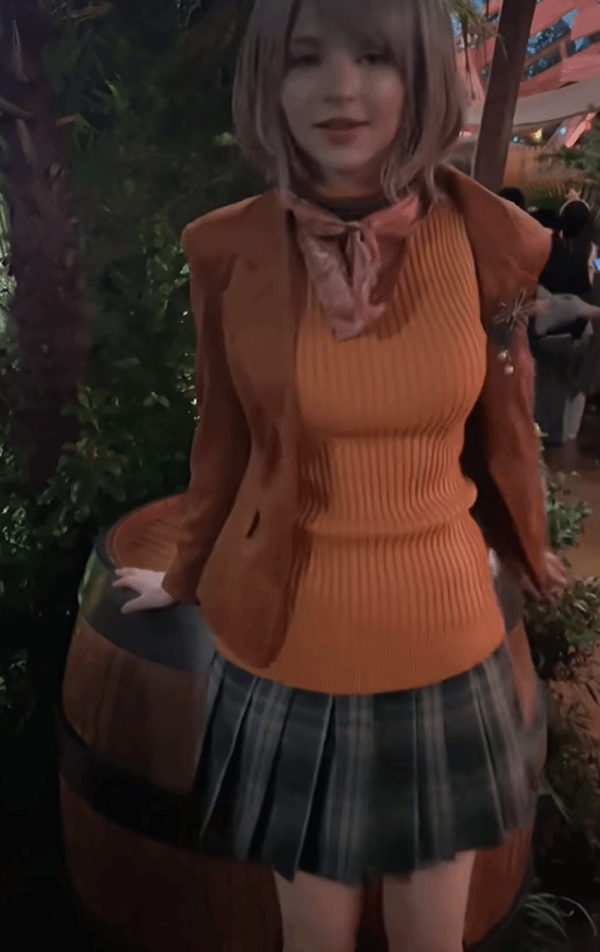 礙事梨體模再COS“自己”：看見木桶必須坐上去！