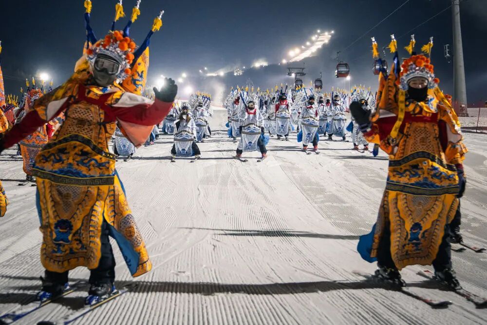 各大滑雪場(chǎng)陸續(xù)開板 冰雪經(jīng)濟(jì)持續(xù)升溫