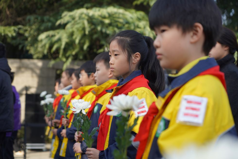 2025年11月30日，小學(xué)生在南京大屠殺死難者家庭祭告活動(dòng)現(xiàn)場(chǎng)聆聽(tīng)發(fā)言。新華社發(fā)（劉臻睿 攝）