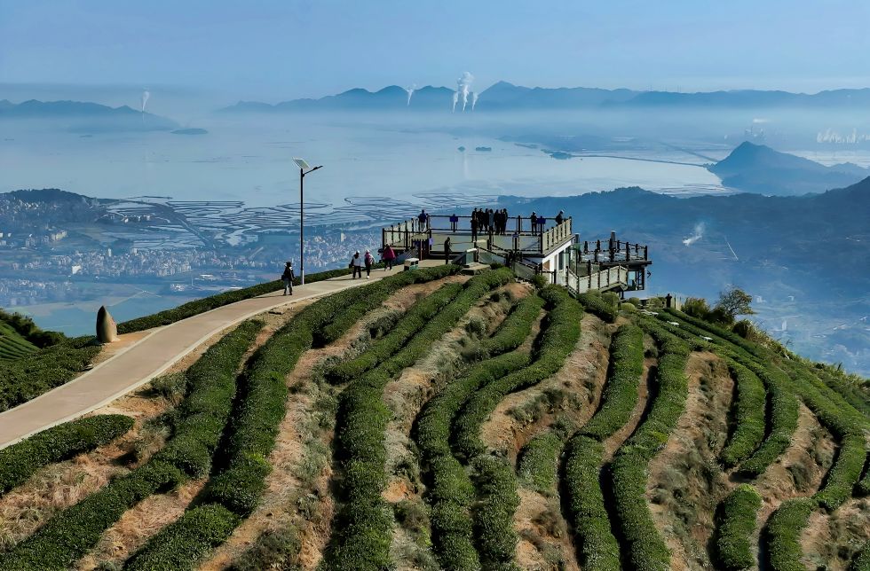 游客在位于福州市連江縣爐峰山上的觀景平臺觀賞山海風(fēng)景（2025年12月6日攝，無人機照片）。新華社記者 魏培全 攝