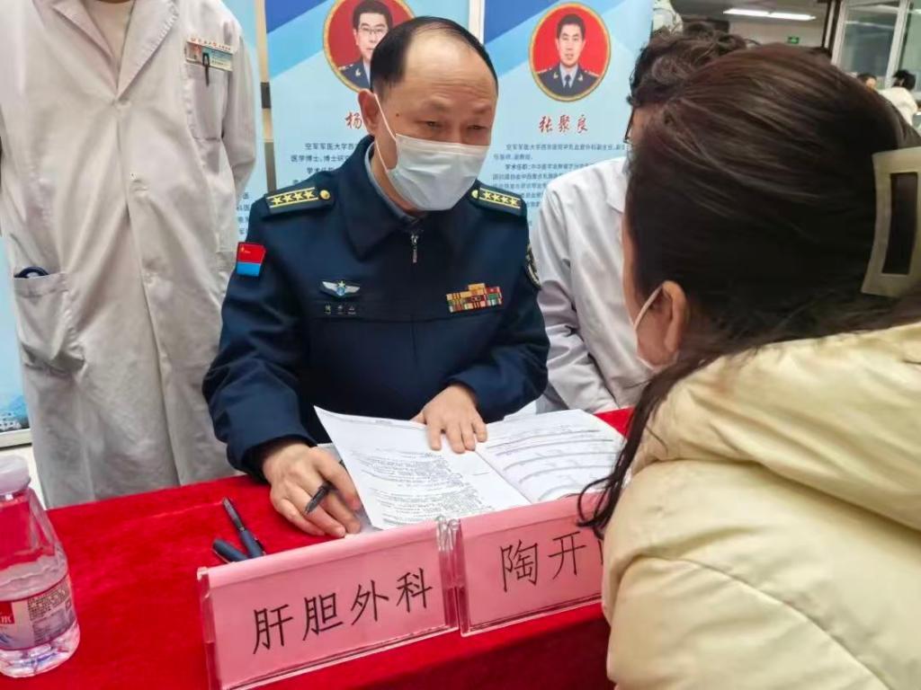 西京醫(yī)院專家團(tuán)隊(duì)在延安大學(xué)附屬醫(yī)院開(kāi)展惠民義診。