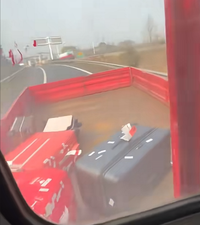 黃曉明經(jīng)歷《人在囧途》 去機(jī)場(chǎng)路上車胎爆了 無(wú)奈坐上大貨車