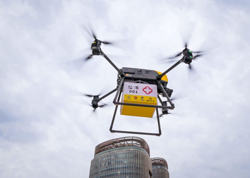 “智云上?！弊o(hù)航，上海市內(nèi)首批常態(tài)化無(wú)人機(jī)醫(yī)療樣本配送航線開通