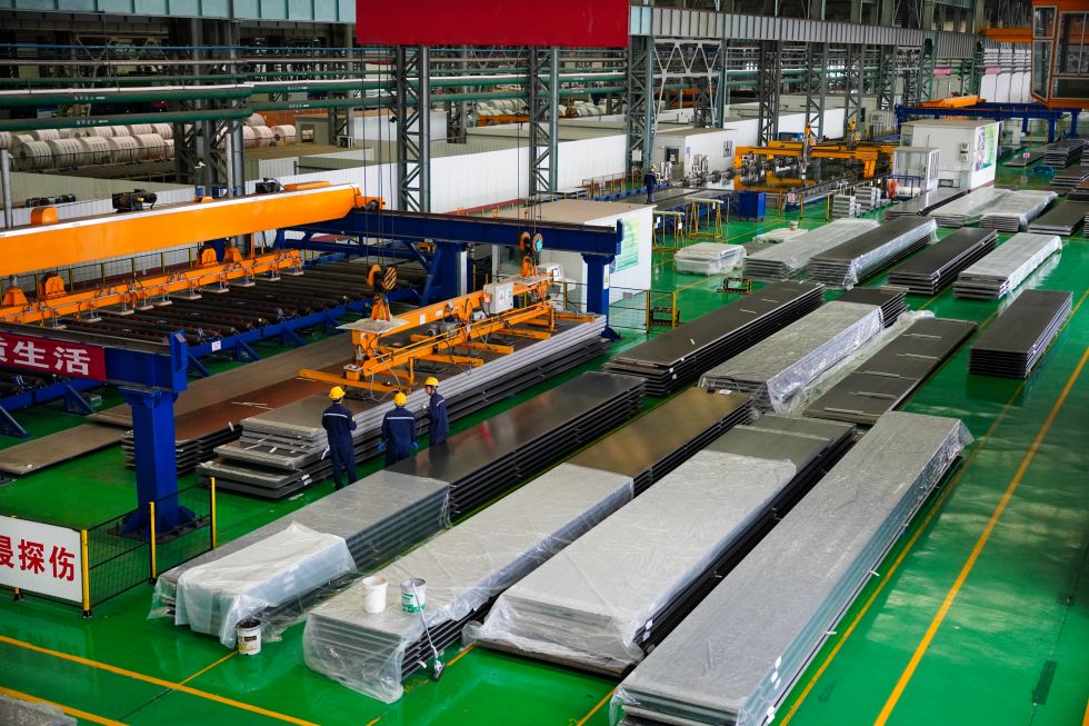 這是2025年7月2日拍攝的南山鋁業生產車間。 新華社記者 徐速繪 攝