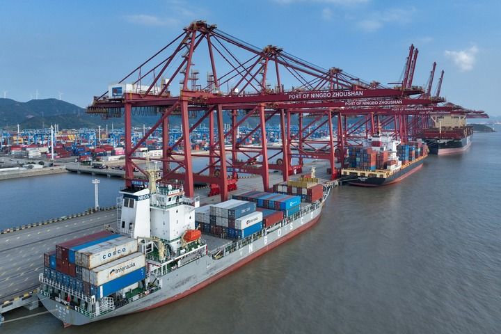 2025年10月13日，在寧波舟山港金塘港區大浦口集裝箱碼頭，船舶進行集裝箱裝卸作業（無人機照片）。新華社發（鄒訓永攝）