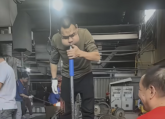 男子工廠吹玻璃30年肌肉拉傷嚴重:腮幫腫大成“青蛙王子”