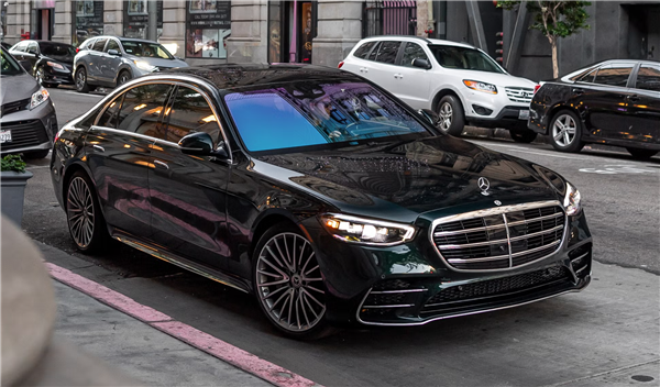 男子把80萬的奔馳S借給朋友找對象 自己每天擠公交！結(jié)果被坑慘