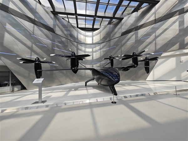 何小鵬曝光小鵬汽車“黑科技”車型：飛機被嵌入汽車尾箱  預計2026下半年登場