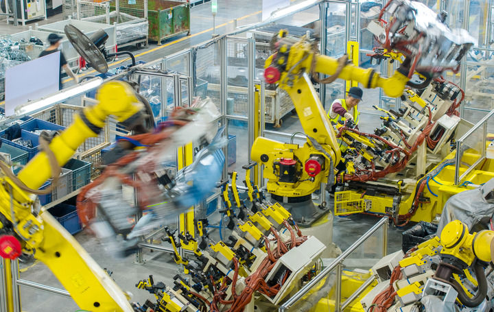 2025年10月9日，浙江省湖州市長(zhǎng)興經(jīng)濟(jì)技術(shù)開(kāi)發(fā)區(qū)的長(zhǎng)興地通汽車(chē)部件有限公司技術(shù)人員操控工業(yè)機(jī)器人生產(chǎn)新能源汽車(chē)配件（無(wú)人機(jī)照片）。新華社發(fā)（譚云俸攝）