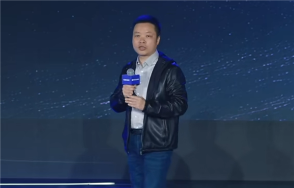 何小鵬曝光小鵬汽車“黑科技”車型：飛機被嵌入汽車尾箱  預計2026下半年登場