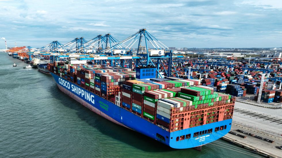 2025年 11月11日，一艘海輪在欽州港集裝箱自動(dòng)化碼頭卸貨（無(wú)人機(jī)照片）。   新華社記者 張愛(ài)林 攝