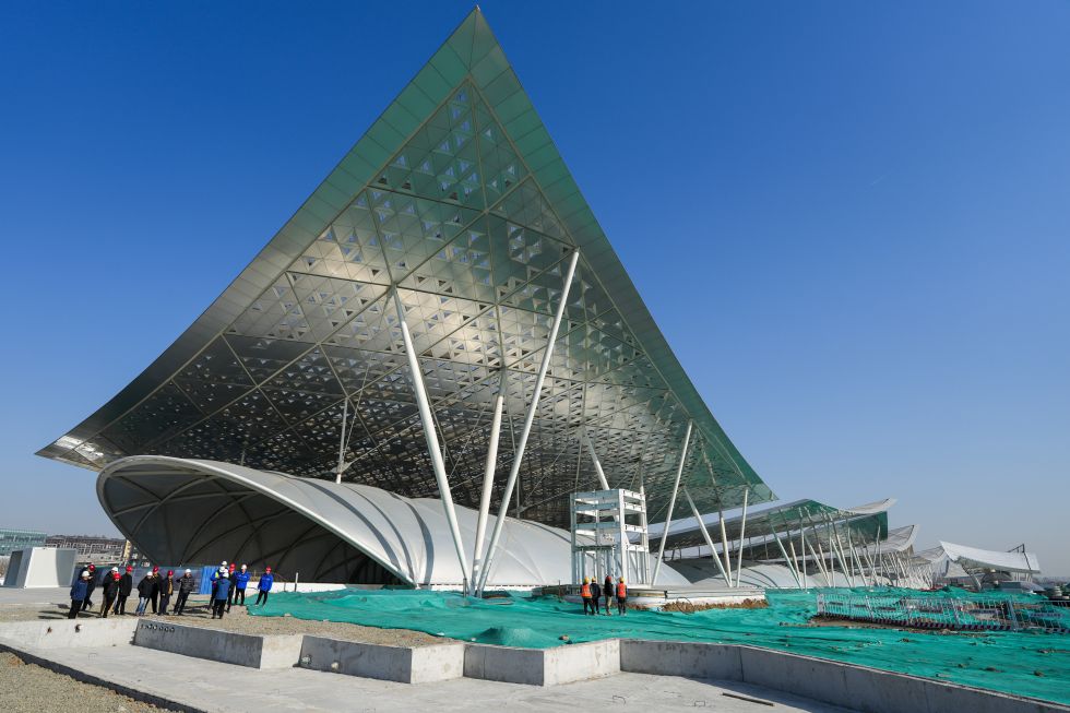 北京城市副中心站綜合交通樞紐工程和&ldquo;京帆&rdquo;屋蓋（2025年2月26日攝）。新華社記者 鞠煥宗 攝