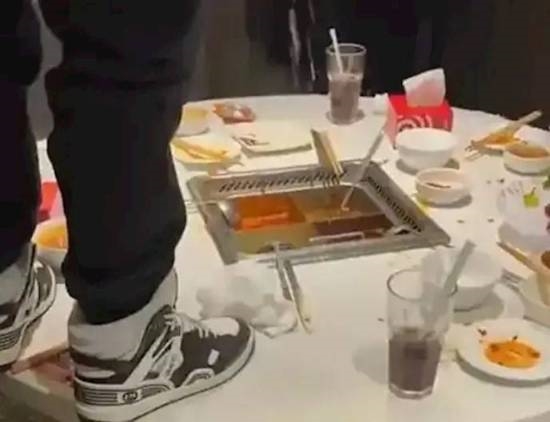 海底撈小便事件家長賠償220萬！詳情披露大受震撼：給全社會一堂法治教育課