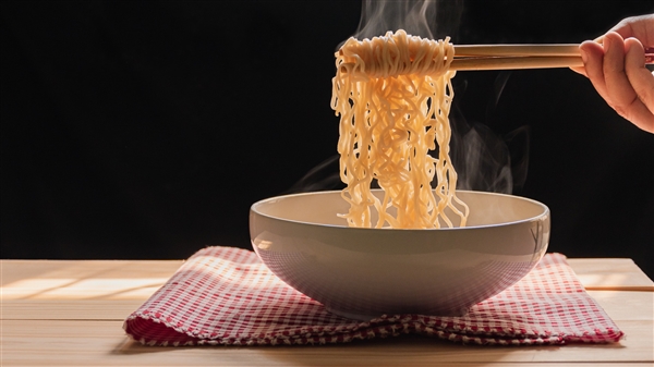 一碗面賣100元 上海網紅黃魚面塌房：多位明星博主曾打卡